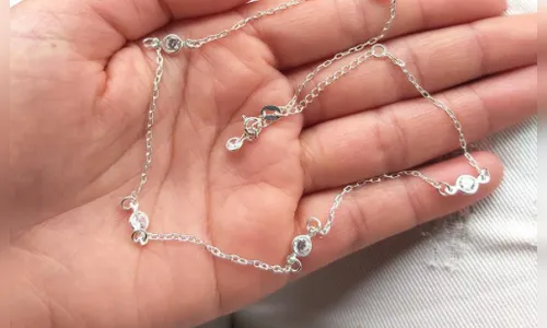 Homem furta corrente de vendedor ambulante e acaba preso