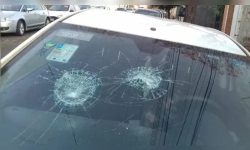 Mulher quebra retrovisor e para-brisa do carro do ex-marido