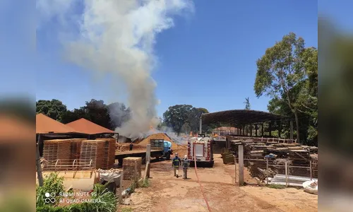 Incêndio atinge madeireira na região de Maringá