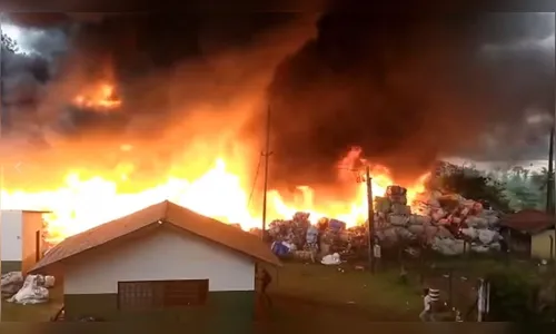 Incêndio destrói depósitos de recicláveis em Rolândia