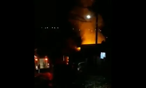 Incêndio destrói casa e deixa mulher ferida em Ivaiporã