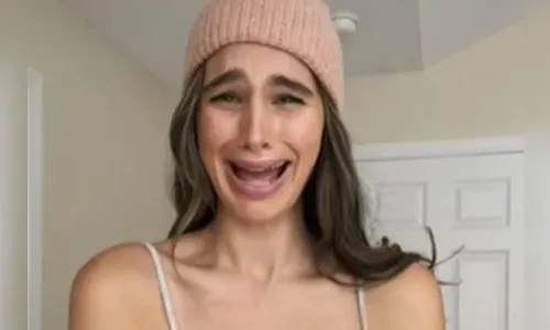 Influencer acorda com seio maior do que o outro e se apavora