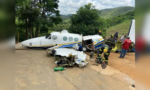 Investigação: avião é retirado do local onde caiu em Minas