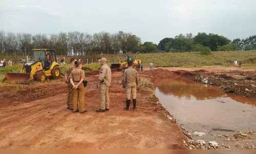 Irmãs e homem morrem após caírem em buraco com lama no PR