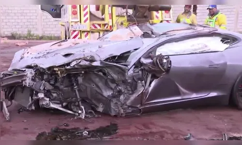 Jaguar fica destruído em colisão com carreta em MG