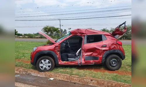 Jovem fica ferida após acidente entre carro, moto e caminhão