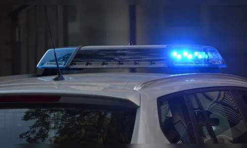 Jovem sente ardência nas costas e percebe que foi baleada