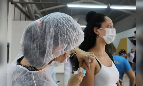 Jovens de 16 anos são vacinados nesta segunda em Arapongas