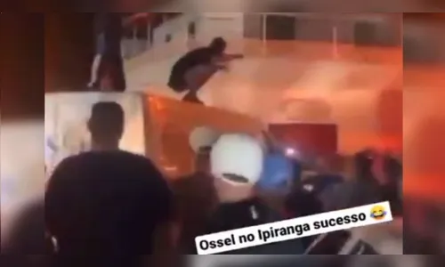 Jovens dançam em cima de carro funerário em baile funk