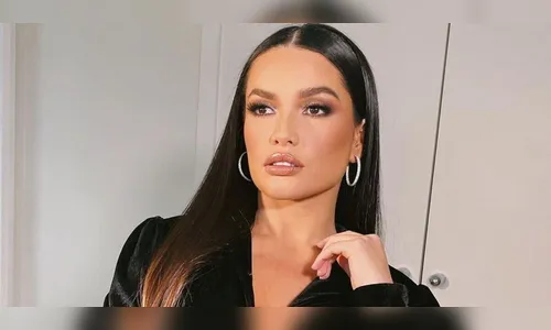 Juliette Freire 'para tudo' ao surgir de biquíni fio-dental