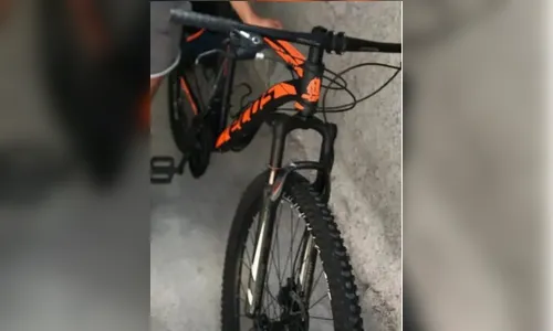 Ladrão atrapalhado cai antes de furtar bicicleta; veja