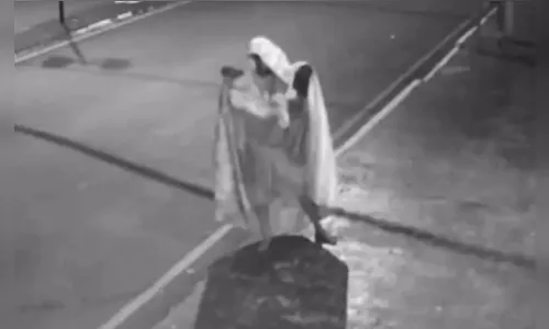 Ladrão 'fantasma' tenta quebrar vidro de loja no PR; vídeo