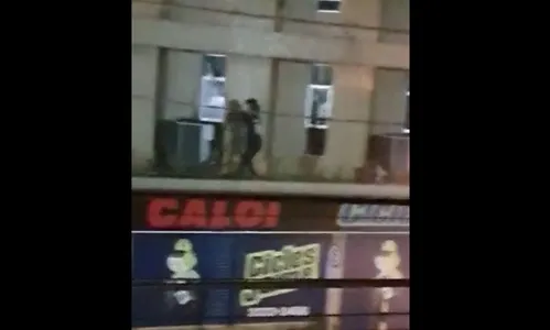 Ladrões escalam prédio e furtam ar condicionado de loja