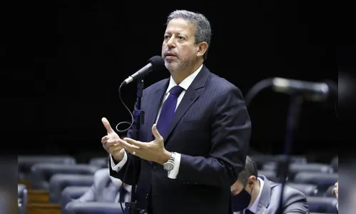 Lira discute propostas para conter alta dos combustíveis