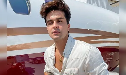 Luan Santana resgata cobra jararaca em casa; veja vídeo