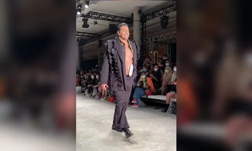 Luciano Szafir desfila com bolsa de colostomia