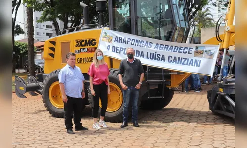Luísa Canziani entrega motonioveladora para Arapongas