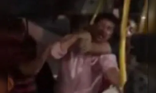Lutadora aplica 'mata-leão' em homem após ser importunada
