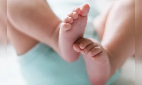 Mãe é presa após jogar recém-nascido no lixo