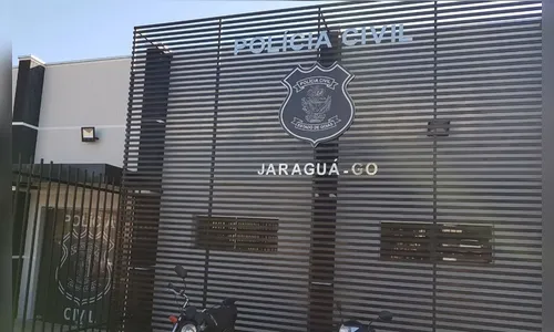 Mãe é presa suspeita de expulsar de casa o filho de 10 anos