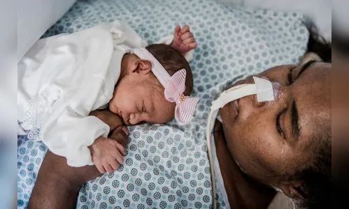 Mãe que sofre de paralisia rara chora ao conhecer filha