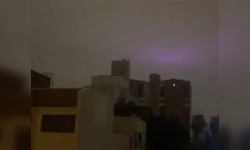 ‘Mancha rosa’ no céu de Maringá chama atenção de moradores