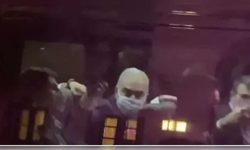 Marcelo Queiroga mostra dedo do meio a manifestantes em NY