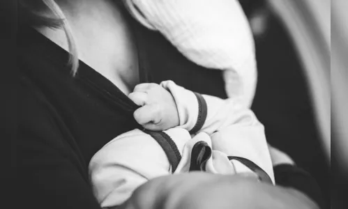 Marido tenta enforcar esposa adolescente que amamentava bebê