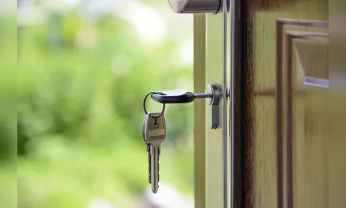 Marido tranca mulher em casa e foge com bebê de 5 meses