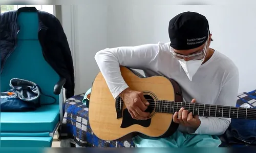 Médico faz shows em UTI para pacientes em meio à pandemia