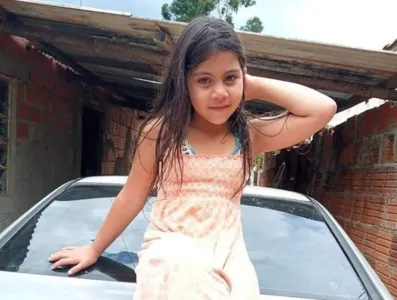 Menina de 7 anos morre após torcer o joelho na escola