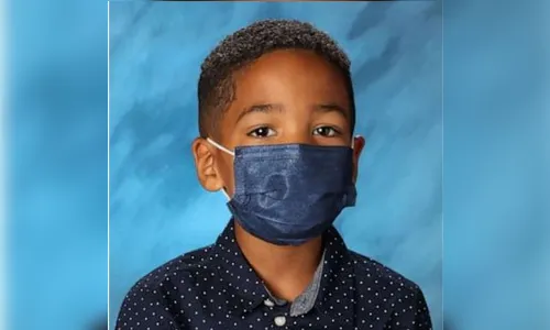 Menino ganha 'prêmio' após recusar a tirar máscara na escola