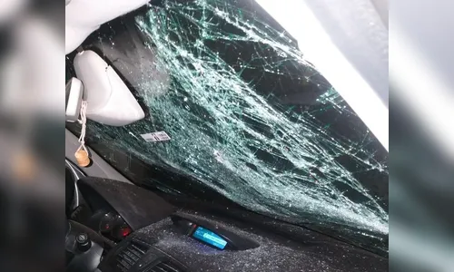 Morador destrói carro estacionado em frente à casa dele