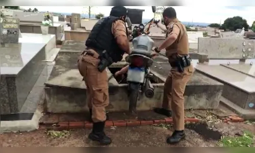 Moto roubada é encontrada dentro de túmulo no Paraná