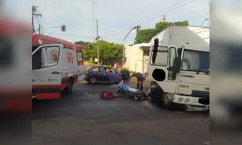 Moto vai parar embaixo de caminhão em avenida de Apucarana
