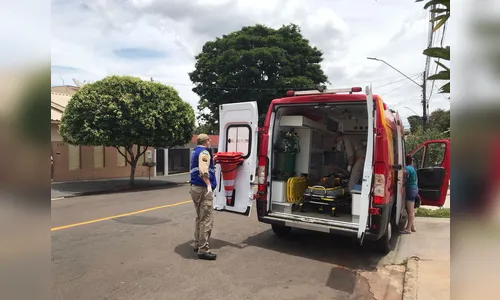 Motociclista atinge portão de residência e sofre fratura