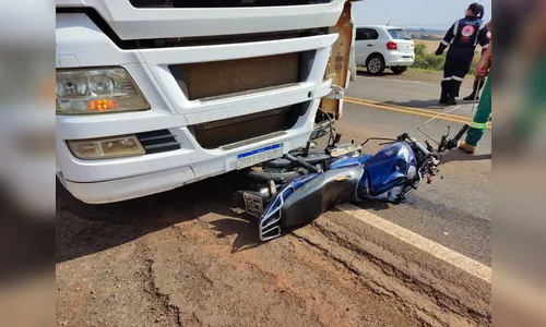 Motociclista morre em batida com caminhão na PR-466