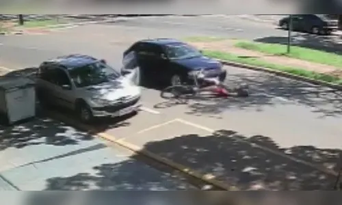 Motorista abre porta, ciclista cai e é atropelado no Paraná