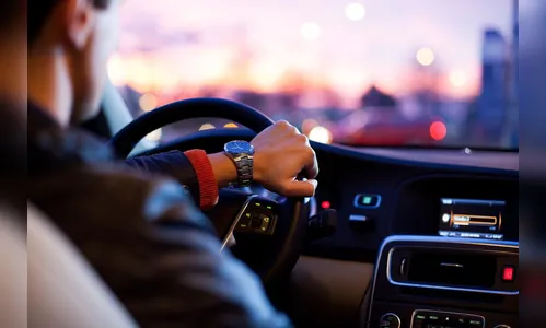 Motorista de Apucarana bate em árvore e recusa atendimento