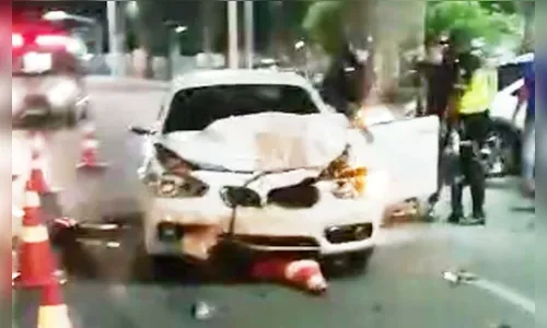 Motorista de BMW 'invade' blitz e bate em viatura; Vídeo