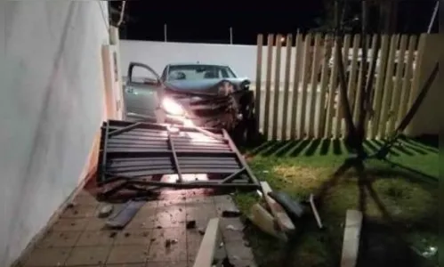 Motorista embriagado atinge base da PM de Jandaia do Sul