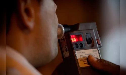 Motorista embriagado é detido após quase bater em viatura