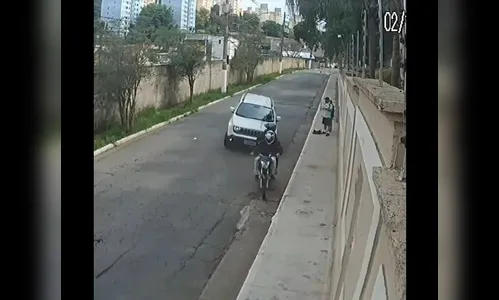 Motorista evita assalto atropelando criminosos em SP; Veja