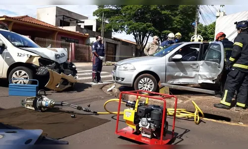 Motorista invade preferencial e bate em viatura da PM