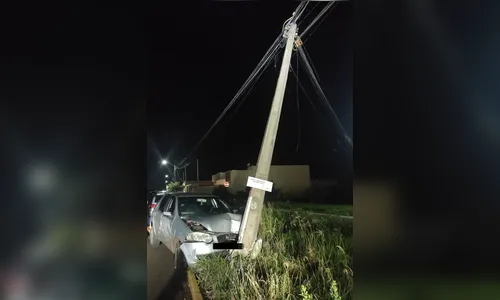 Motorista tenta desviar de moto e atinge poste em Apucarana