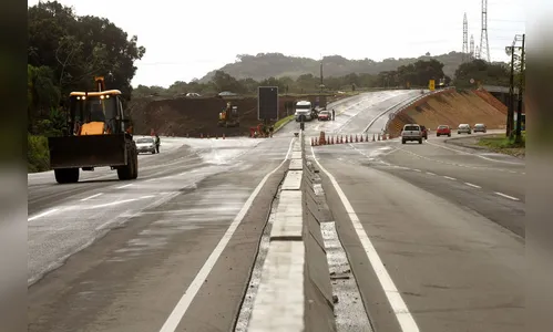 Mulher briga com marido e abandona filhas na estrada