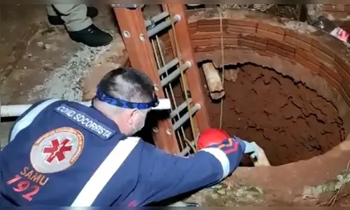 Mulher cai em fossa e é resgatada pelos Bombeiros