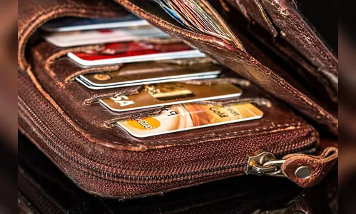 Mulher cai em golpe e envia senhas de cartões pelo celular