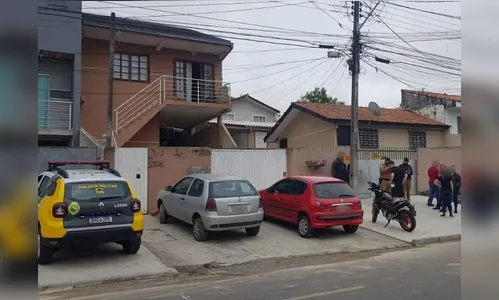 Mulher chega em casa e encontra pais mortos em Curitiba