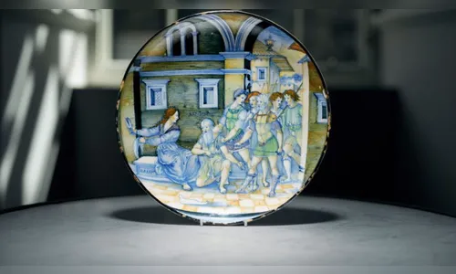 Mulher encontra prato de R$ 9 milhões escondido em gaveta